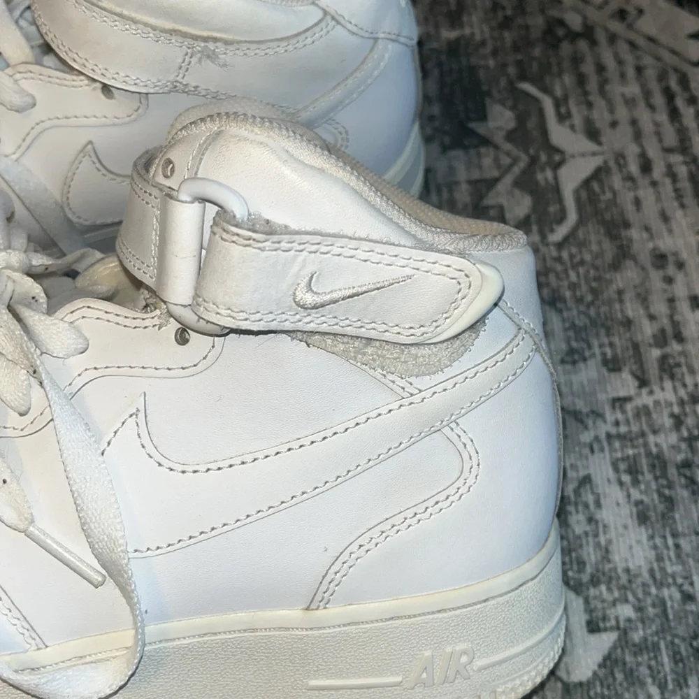 Nike youth Air Force 1 High LE size 7Y